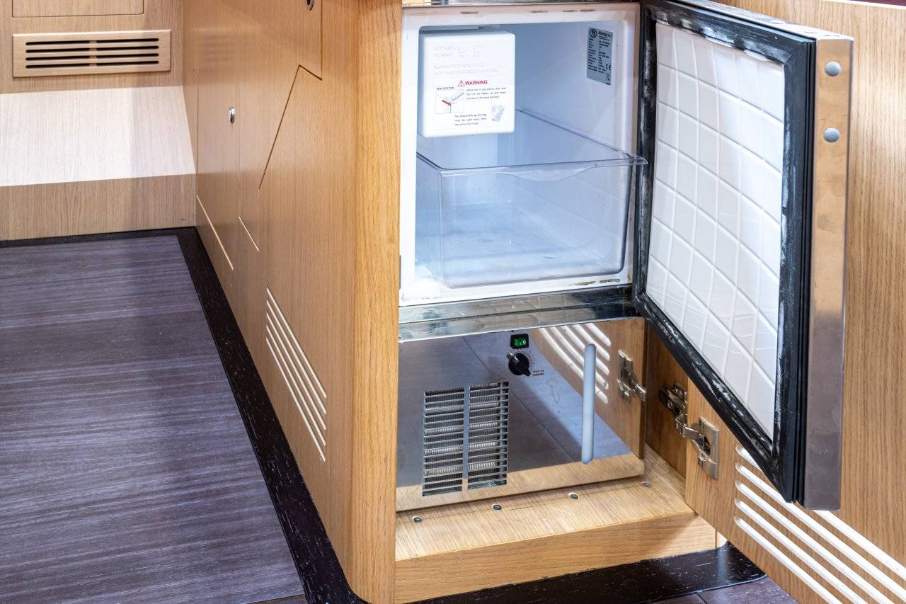 Nelson 67 Magia 2 macchina-del-ghiaccio-freezer-1